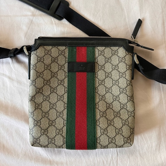 Gucci Flat Messenger. GG supreme web beige/black. - Picture 1 of 5